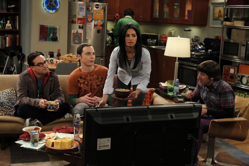 Trotz alldem, was passiert ist, bleiben Leonard (Johnny Galecki, l.), Sheldon (Jim Parsons, 2.v.l.), Priya (Aarti Mann, 2.v.r.), Howard (Simon Helberg, r.) und Rajesh (Kunal Nayyar, hinten) gute Freunde … – Bild: Warner Bros. Television
