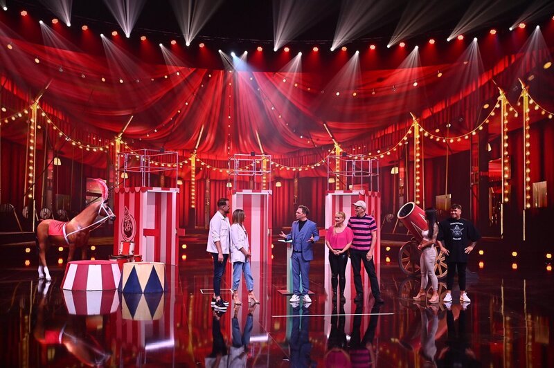 (v.l.n.r.) Philipp; Sabrina; Ralf Schmitz; Diana; Jens; Halime; Alexander – Bild: SAT.1 /​ Willi Weber