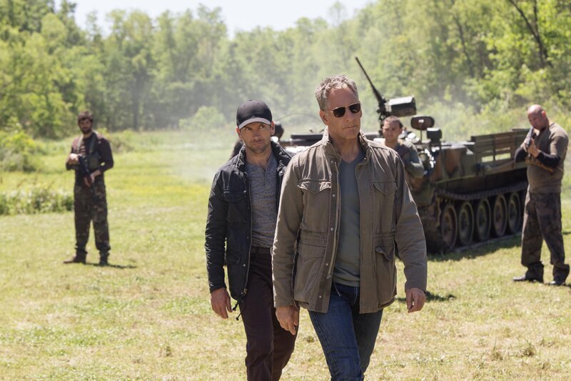 Special Agent Christopher LaSalle (Lucas Black, l.); Special Agent Dwayne Pride (Scott Bakula, r.) – Bild: CBS Broadcasting Inc. /​ Sam Lothridge