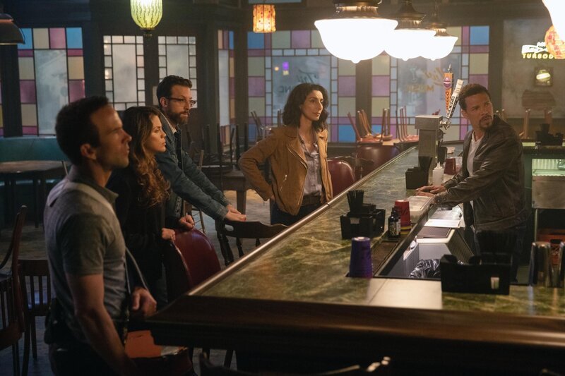 (v.l.n.r.) Special Agent Christopher LaSalle (Lucas Black); FBI Special Agent Tammy Gregorio (Vanessa Ferlito); Forensiker Sebastian Lund (Rob Kerkovich); Special Agent Hannah Khoury (Necar Zadegan); Jimmy Boyd (Jason Alan Carvell) – Bild: CBS Broadcasting Inc. /​ Sam Lothridge