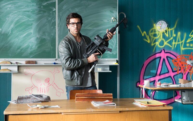 Bankräuber und Aushilfslehrer Zeki Müller (Elyas M’Barek) bringt den Kids der 10b ganz schnell bei, dass man sich niemals mit dem Falschen anlegen sollte … – Bild: © 2013 Constantin Film Verleih /​ Christoph Assmann /​ Christoph Assmann