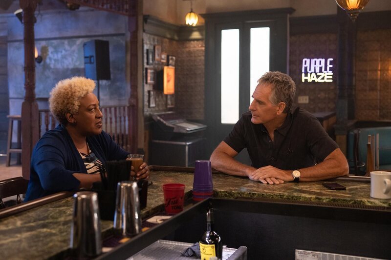 Loretta Wade (CCH Pounder, l.); Dwayne Pride (Scott Bakula, r.) – Bild: CBS Broadcasting Inc. /​ Sam Lothridge