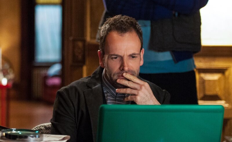 Versucht einen neuen Mordfall zu lösen: Sherlock Holmes (Jonny Lee Miller) … – Bild: CBS Television