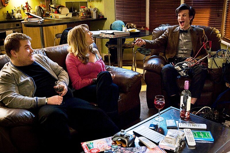 L-R: Craig (James Corden), Sophie (Daisy Haggard) und der Doktor (Matt Smith) – Bild: BBC