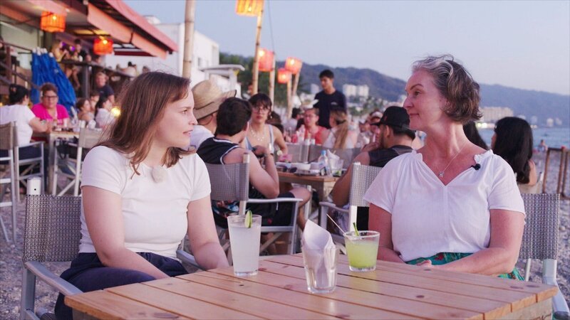 Mexiko: WeltWeit-Reporterin Isabella Purkart (links) trifft in Puerto Vallarta die Amerikanerin Natalie Lynch, die Mexiko alleine erkundet. – Bild: ORF