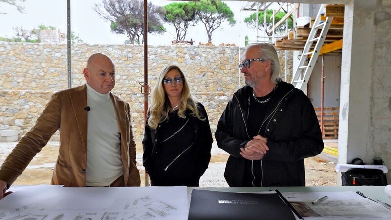 S24E32: Der Architekt der neuen Villa in Saint-Tropez hat gekündigt, Robert übernimmt selbst die Bauleitung. Innenarchitekt Kurt Steurer kümmert sich um wichtige Aspekte. Die Geissens reisen zu ihm nach Südtirol, um den Bau zu besprechen. – Bild: RTLZWEI