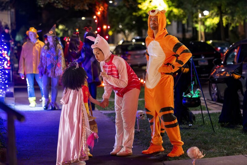 CHICAGO MED -- „Whatís Hiding in the Dark“ Episode 1105 -- Pictured: (l-r) May Lansing as Emelia Smith, Holly Curran as Sadie Smith, Luke Mitchell as Dr. Mitch Ripley -- (Photo by: George Burns Jr/​NBC) – Bild: NBC /​ UNIVERSAL /​ Universal Television LLC