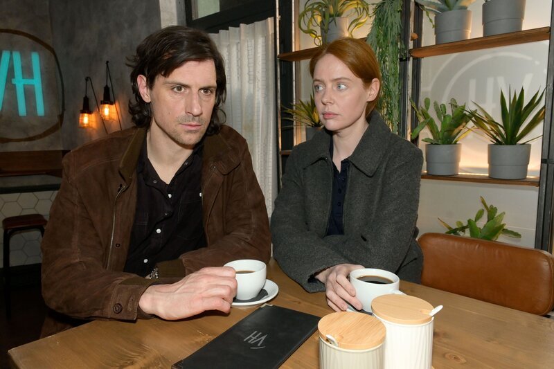 Toni (Olivia Marei) und Holger Schmitt (Timo Hatsenpflug) überlegen, ob sie den Verdächtigungen von Gerner nachgehen sollten. – Bild: RTL
