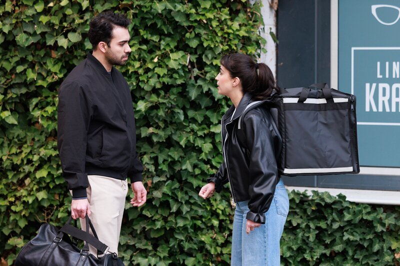 Baris (Metehan Demiröz) erfährt, dass Ronja heimlich in ihn verliebt ist. Rechts: Esma (Özge Delioglan). – Bild: RTL