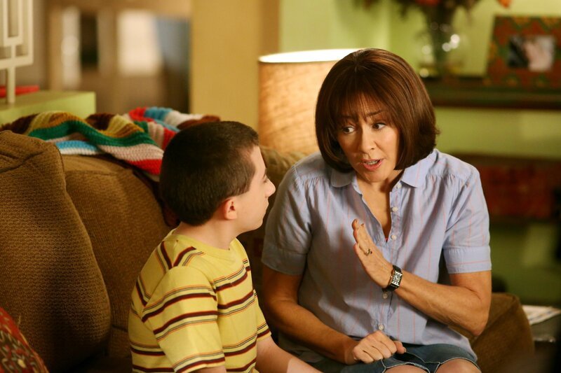 Der Muttertag steht vor der Tür: Frankie (Patricia Heaton) quetscht ihren jüngsten Sohn aus, denn dieses Jahr möchte sie endlich mal ein schönes Geschenk zu ihrem Ehrentag. – Bild: Warner Brothers