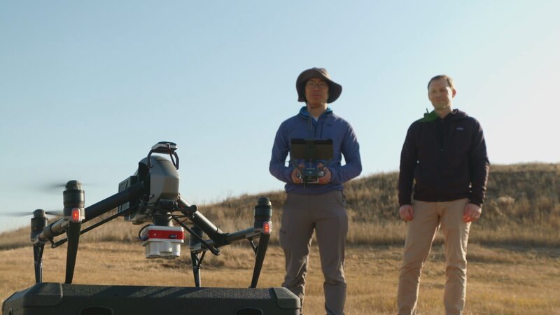 Die Technikexperten Eric Lo und Ryan Kastner beim Start ihres Drohnenscanners. – Bild: Ben Sherlock /​ National Geographic