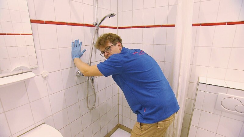 Für seinen Undercover‑Einsatz hat sich Thomas Hoyer in den arbeitslosen Jens Olschewski verwandelt und arbeitet unter anderem in Wulmstorf als Reinigungskraft, um sich ein Bild von der Arbeit an der Basis zu verschaffen. – Bild: RTL