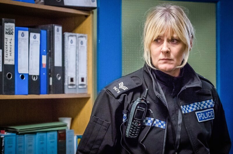 Catherine (Sarah Lancashire) ist dem Serienmörder auf der Spur. – Bild: Ben Blackall/​Red Production Company