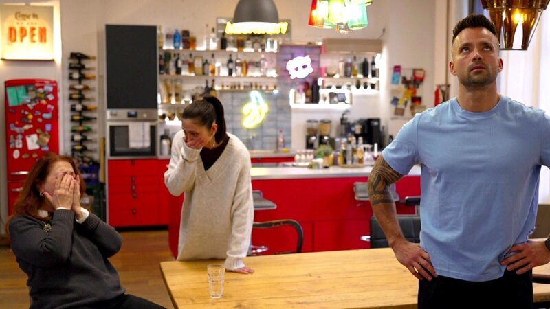 Mike drängt Sara, ihrer Mutter endlich die Wahrheit zu sagen. Als Marika zufällig „Baby“ hört, eskaliert die Situation. Sara gesteht die Schwangerschaft – doch Marika reagiert heftiger als befürchtet und verliert völlig die Fassung. – Bild: RTLZWEI