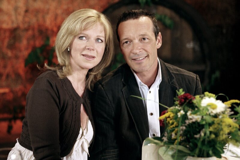Antonia (Marion Kracht) und Dr. Thomas Hellmann (Michael Roll) sind froh darüber, dass sie endlich ihre Liebe zeigen können. – Bild: ZDF und Erika Hauri