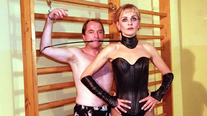 „Domina“ Mona (Anja Beatrice Dukas) hat es geschafft, Kittler (Egon Hofmann) als ihren Sklaven für die Videoproduktion einzuspannen. Dem braven Kittler wird ganz anders … – Bild: RTL
