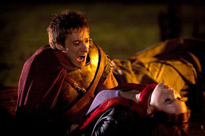 Rory (Arthur Darvill) hält Amy Pond (Karen Gillan) in den Händen. – Bild: BBC, position – institut für kommunikation gmbh