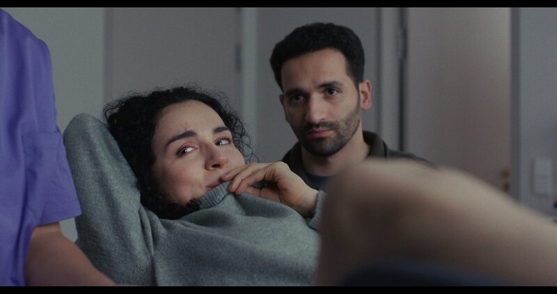 Nalan (Mariam Hage, l.) und David (Hassan Akkouch, r.) haben den ersten gescheiterten IVF-Versuch gemeinsam verarbeitet. Der Rückschlag schweißt sie zusammen. Dieses Mal ist es David, der Hoffnung macht und einen neuen Anlauf vorschlägt. Jetzt startet Nalan ihren zweiten Kryotransfer. Wieder warten. Wieder hoffen. – Bild: ZDF und Bantry Bay /​ PUSH /​ Lydia Richter