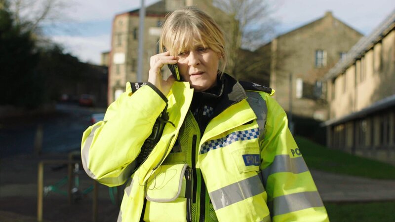 Catherine (Sarah Lancashire) hat sich geirrt: der verhaftete Verdächtige Shawn gibt kein brauchbares Geständnis ab und leugnet alles. – Bild: Ben Blackall/​Red Production Company