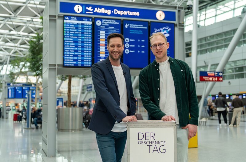 Sven Kroll mit dem ehemaligen „Der geschenkte Tag“-Kandidaten Christopher Göke am Flughafen in Düsseldorf. – Bild: WDR/​Marvin Hoffmann