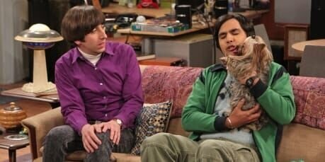 Als Sheldon erfährt, dass seine Lieblingsserie abgesetzt wurde, gerät er in eine Krise: Das Finale der letzten Staffel hatte einen Cliffhanger, und der Nerd muss nun unbedingt wissen, wie es weitergegangen wäre. Amy nimmt Sheldons penetrante Nachforschungen zum Anlass, seinen Zwang, Dinge zu beenden, zu kurieren. Zwischen Raj und Lucy läuft es ganz gut, bis Raj im Internet auf ihren Blog stösst und darin einige Dinge über sich liest, die ihn sehr verunsichern … – Bild: 3+