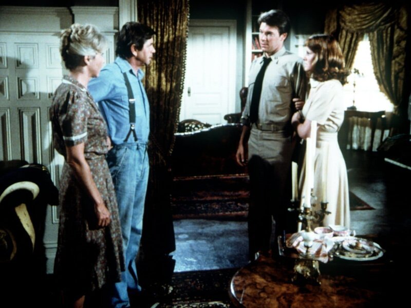 Erin (Mary Beth McDonough, r.) und der junge Marineoffizier Ashley Longworth (Jonathan Frakes, 2.v.r.) eröffnen Olivia (Michael Learned, l.) und John Walton (Ralph Waite, 2.v.l.), dass sie heiraten wollen … – Bild: Sat.1 Gold