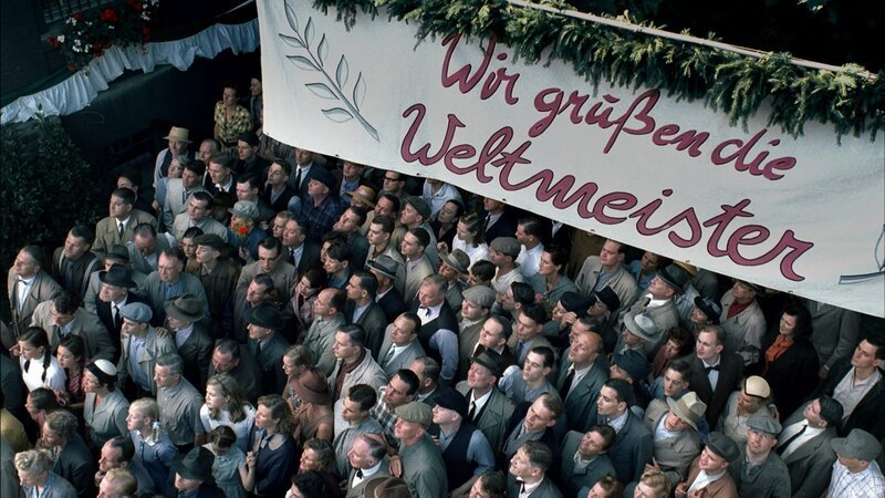 Begeistert werden die Helden von Bern in der Heimat empfangen … – Bild: Senator Film