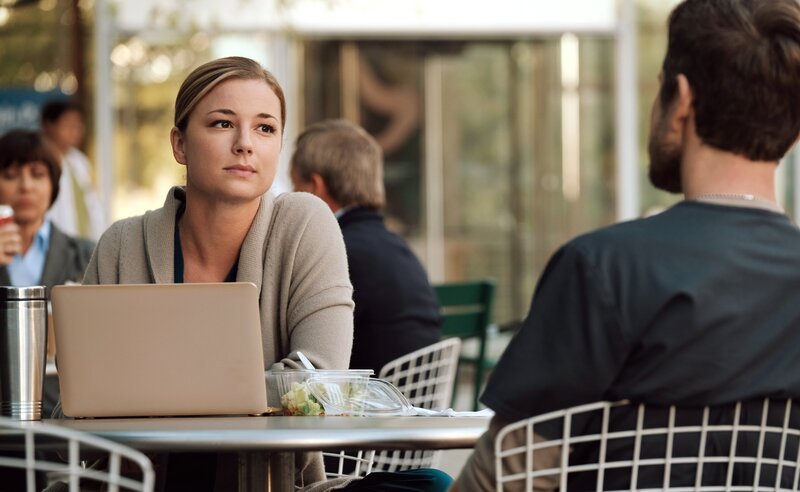 Weil sie der Ärztin einer Patientin nicht voll vertraut, stellt Krankenschwester Nicolette (Emily VanCamp) heimliche Untersuchungen an … – Bild: 2018 Fox and its related entities. All rights reserved.