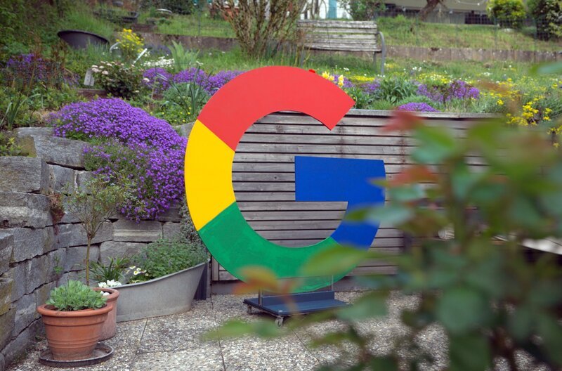 Vor rund 25 Jahre startete Google als eine der ersten Suchmaschinen im Internet. Wer heute im Internet etwas sucht, „googelt“. Viele Dienste des Internet-Giganten erleichtern den Alltag – vor allem kostenlos. Liefert die Google-Welt tatsächlich die besten Ergebnisse oder sind die Ergebnisse am besten für Google? Und welchen Preis zahlen die Nutzerinnen und Nutzer dafür? – Bild: SWR /​ SWR Presse/​Bildkommunikation
