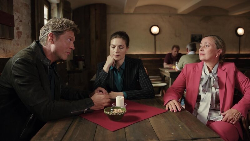 (v.l.n.r.) Mirko Renic (Sebastian Deyle); Andrea Martin (Leonie Parusel); Cornelia Roll (Birgit Würz) – Bild: Joyn