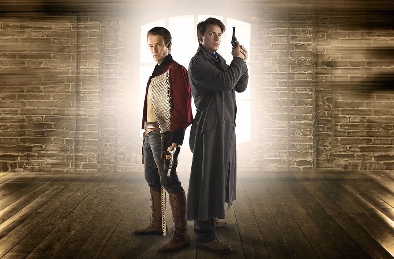 James Marsters, li. als Capt. John Hart und John Barrowman als Capt. Jack Harkness, re. in der zweiten Staffel von Torchwood – Bild: BBC