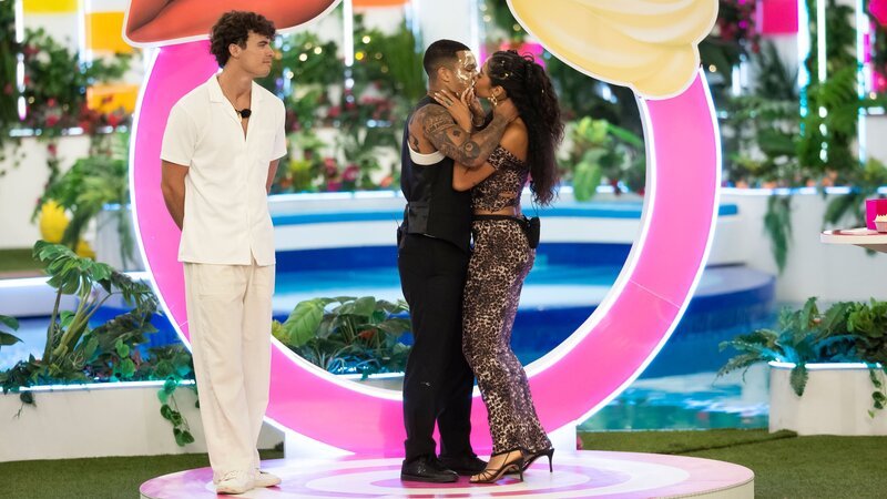 LOVE ISLAND USA -- Episode 708 -- Pictured: (l-r) Nicolas „Nic“ Vansteenberghe, Ace Green, Cierra Ortega – Bild: Ben Symons/​Peacock
