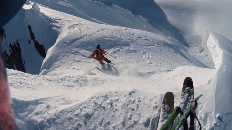 Blickwinkel von Angel Collinson bei der Abfahrt auf Skiern von einem Berg in Alaska. – Bild: Teton Gravity Research