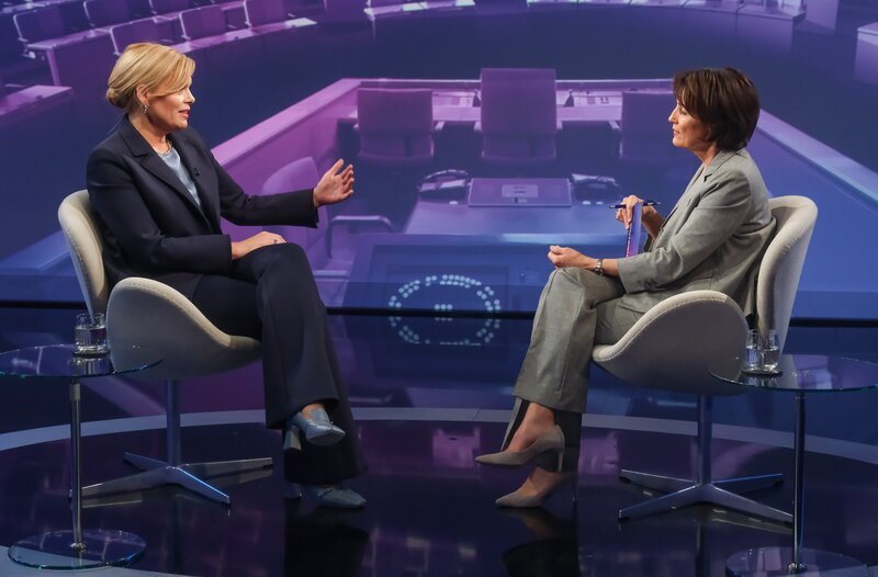 Zu Gast bei Moderatorin Sandra Maischberger (r.): Julia Klöckner (CDU, Bundestagspräsidentin, li.) – Bild: WDR/​Oliver Ziebe