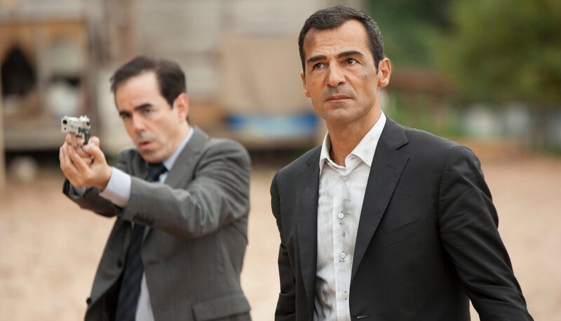 Kommissar Mehmet Özakin (Erol Sander) und sein Kollege Mustafa Tombul (Oscar Ortega Sánchez) ermitteln an der Schwarzmeerküste – Bild: ARD Degeto/​Gülnur Kiliç