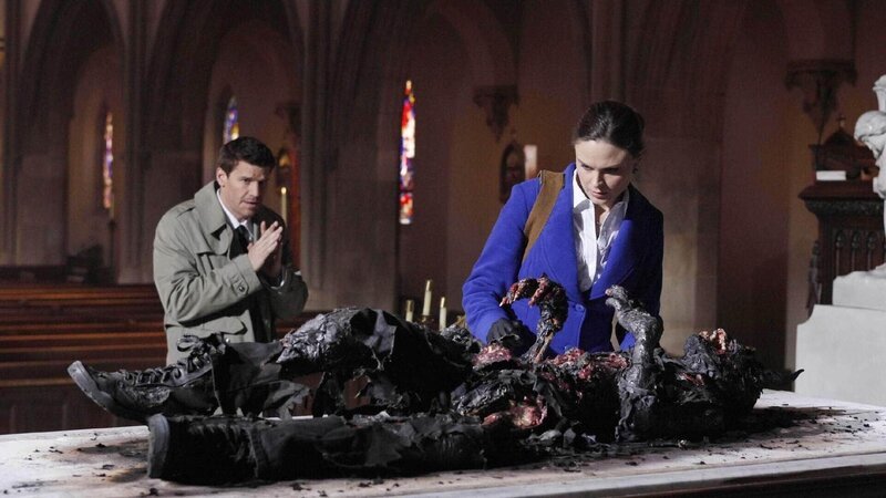 Booth (David Boreanaz) und Brennan (Emily Deschanel) müssen die entstellten Überreste eines Körpers untersuchen, der auf dem Altar einer Kirche verbrannt worden ist. Am Schädel der Leiche prangen zwei Hörner. Handelt es sich hierbei um den Satan? – Bild: TVNOW /​ FOX