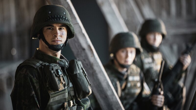 Kaum ist Van Hamilton (Kian Lawley) in Finnland gelandet, wird er von der Militärpolizei eingezogen und zu den Commandos in die finnische Wildnis verfrachtet. – Bild: ZDF