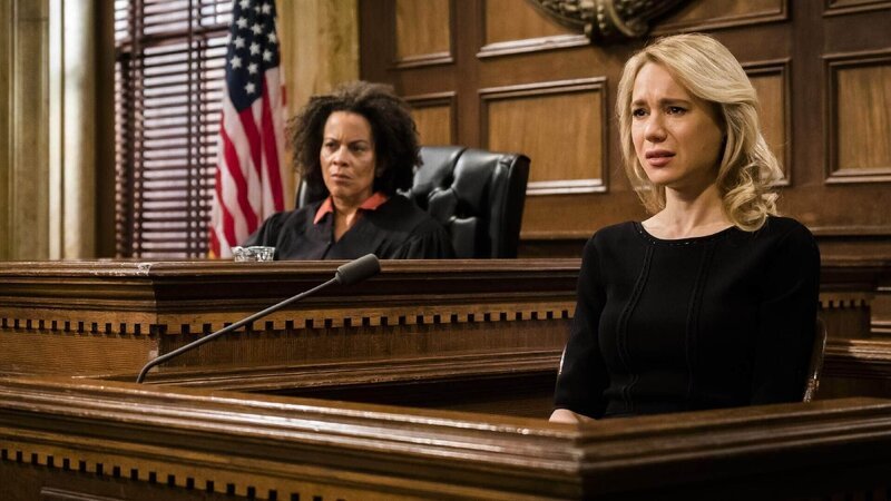Judge Karyn Blake (Ami Brabson, l.), Abby Dunne (Kristen Hager) – Bild: RTL /​ NBC Studios
