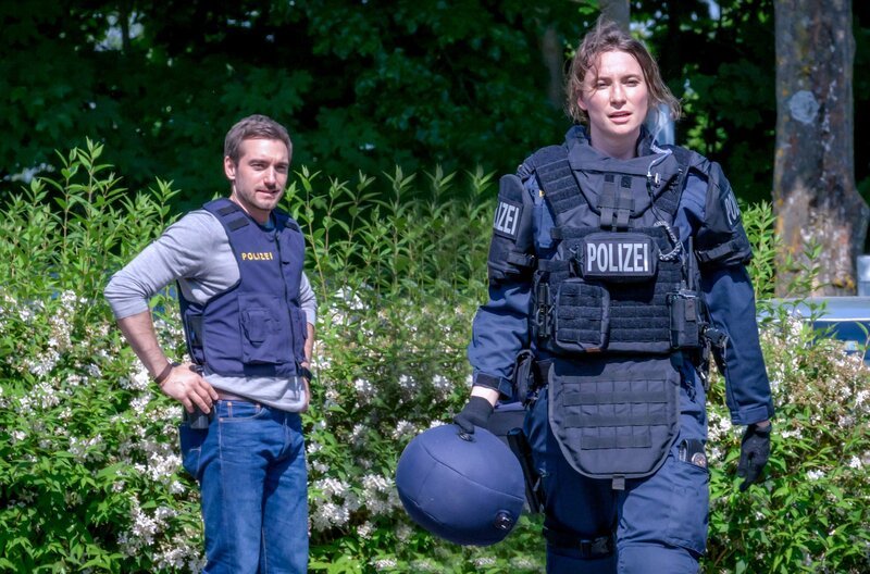In einem Einsatz wird versucht, die tatverdächtige Person zu fassen, die einige Tage vor der Tat das Haus der Hellands beobachtet hat. Einsatzleitung Vicky Müller (Lisa Schützenberger) und ihr Team geben ihr Bestes. – Bild: Stefanie Leo /​ ZDF
