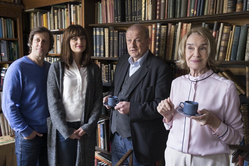 Die reiche Verlegerwitwe Hanni Haffner (Gudrun Gundelach, r.) fühlt sich bei Wilsberg (Leonard Lansink, 2.v.r.), den sie des Öfteren mit ihrem verstorbenen Ehemann verwechselt, sehr wohl – hier mit Ekki (Oliver Korittke, l.) und Alex (Ina Paule Klink, 2.v.l.). – Bild: ZDF und Thomas Kost.