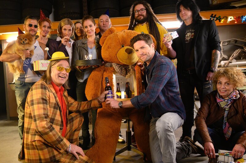 Jo Stoll (Peter Ketnath, r.) überrascht „Schrotti“ (Michael Gaedt, l.) mit Selma Kirsch (Yve Burbach), Martina Seiffert (Astrid M. Fünderich, 4.v.l.) und weiteren Freunden zu seinem Geburtstag. – Bild: Markus Fenchel /​ ZDF