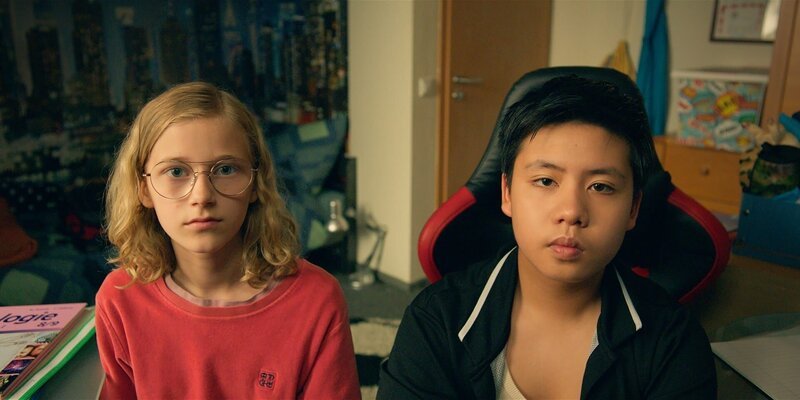 Rocco (Hoang Minh Ha, r.) und Kim (Camilla George von Drateln, l.) machen ein Referat zusammen, das dank Hilfe der KI schneller fertig wird, als gedacht. – Bild: ZDF