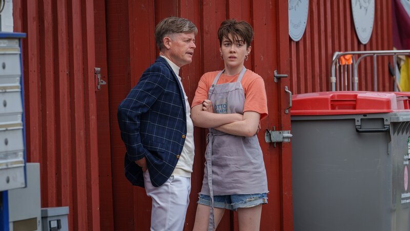Ottos Nichte Astrid (Thit Aaberg) weiß, wie sie den Schönheitschirurgen Arne Lind (Caspar Phillipson) für ihre Zwecke einspannt. Denn für das, was Otto von ihr verlangt, braucht sie vor allem moralische Unterstützung. – Bild: Henrik Petit /​ ZDF