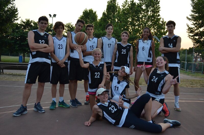 Jolina, Kaya, Luna, Serena und Natalie (v.l.n.r.) nach ihrem ersten gemeinsamen Basketball-Training mit den Jungs. – Bild: ZDF/​Jonas Stracke