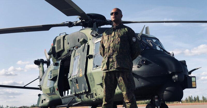 Sergeant Parikka (Chike Ohanwe) hat eine Überraschung für seine Rekruten vorbereitet: ein Fallschirmsprung aus einem Helikopter. Die Soldaten sollen damit ihren Mut beweisen, doch was dann passiert, überrascht selbst den erfahrenen Ausbilder. – Bild: Cata Portin /​ ZDF