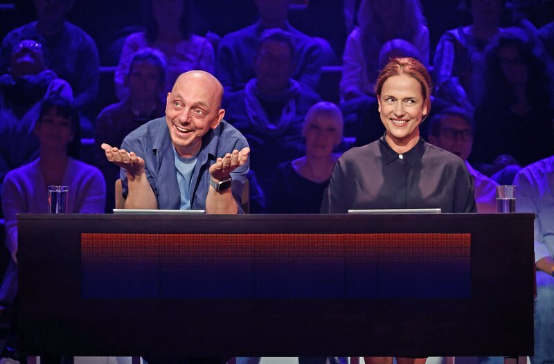 Rateteam-Kapitän Bernhard Hoëcker (l.) und die Schauspielerin Claudia Michelsen (r.) bilden ein Rateteam. – Bild: ARD/​Morris Mac Matzen