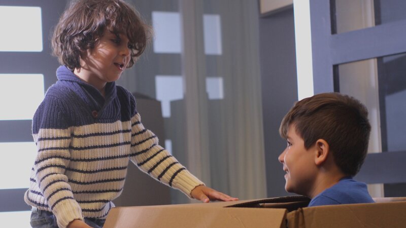 Drama: Unpacking in the new house. Kids playing with the boxes – Bild: Discovery Communications, LLC
