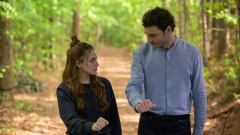 Hope Mikaelson (Danielle Rose Russell, l.); Clarke (Nick Fink. r.) – Bild: The CW Network, LLC