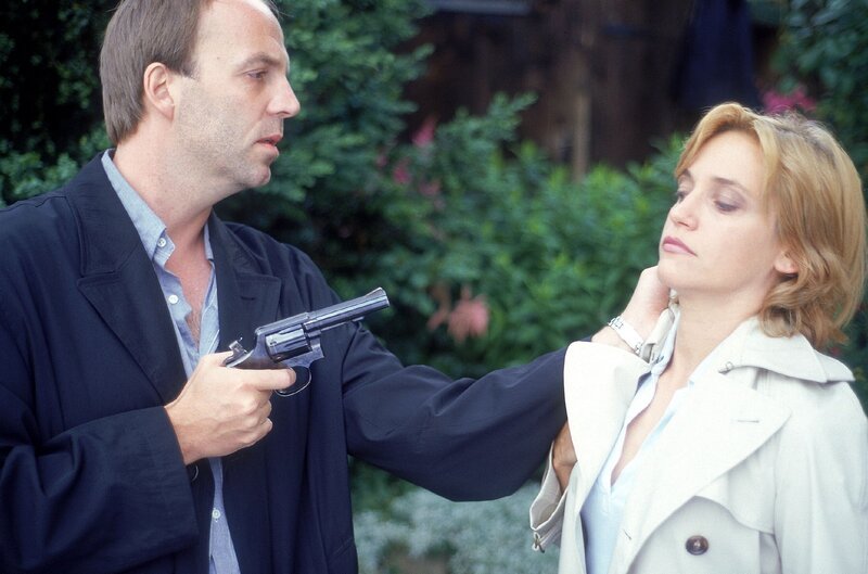 Drescher (Maximilian Wigger) hat eine krankhafte Wut, nicht nur auf den Kidnapper Mertens, sondern auch auf Ärzte, die es Triebtätern immer wieder ermöglichen, in die menschliche Gemeinschaft zurückzukehren, um weiter zu morden. So will er sich auch an Rettungsärztin Thaler (Roswitha Meyer) rächen … – Bild: RTLplus /​ Miguel Dieterich
