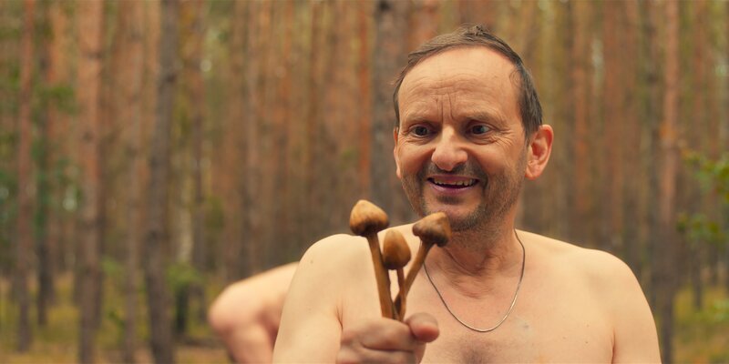Andi (Milan Peschel) meint, sich gut mit Waldpilzen auszukennen. – Bild: Julia Schlingmann /​ ZDF